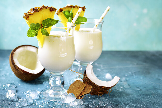 Cocktails mit Kokos sind sehr beliebt, zum Beispiel Pina Colada