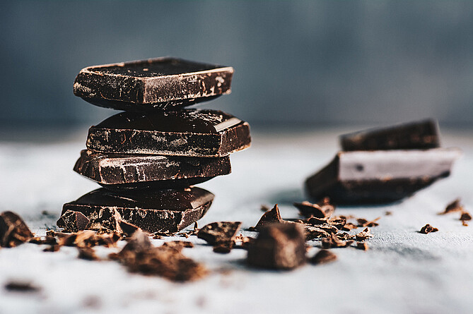 Reich an wertvollen Inhaltsstoffen: dunkle Schokolade